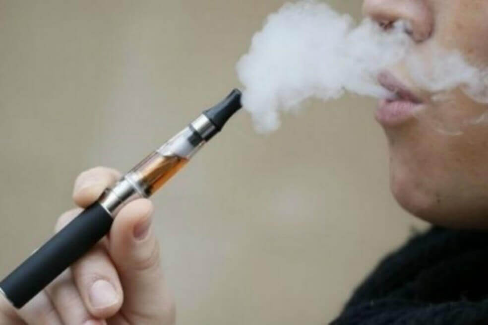 En Estados Unidos, unos 3,6 millones de estudiantes de secundaria usaron productos de vapeo en 2018, un aumento de 1,5 millones sobre el año anterior. / Archivo
