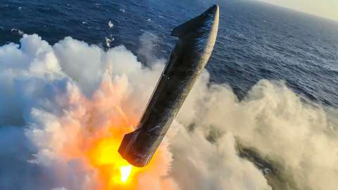 El impresionante vídeo de Starship aterrizando en el mar tras su vuelo de prueba número 13