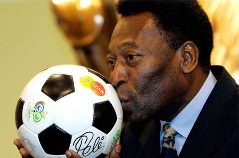 Pelé abandona hospital en silla de ruedas tras operación