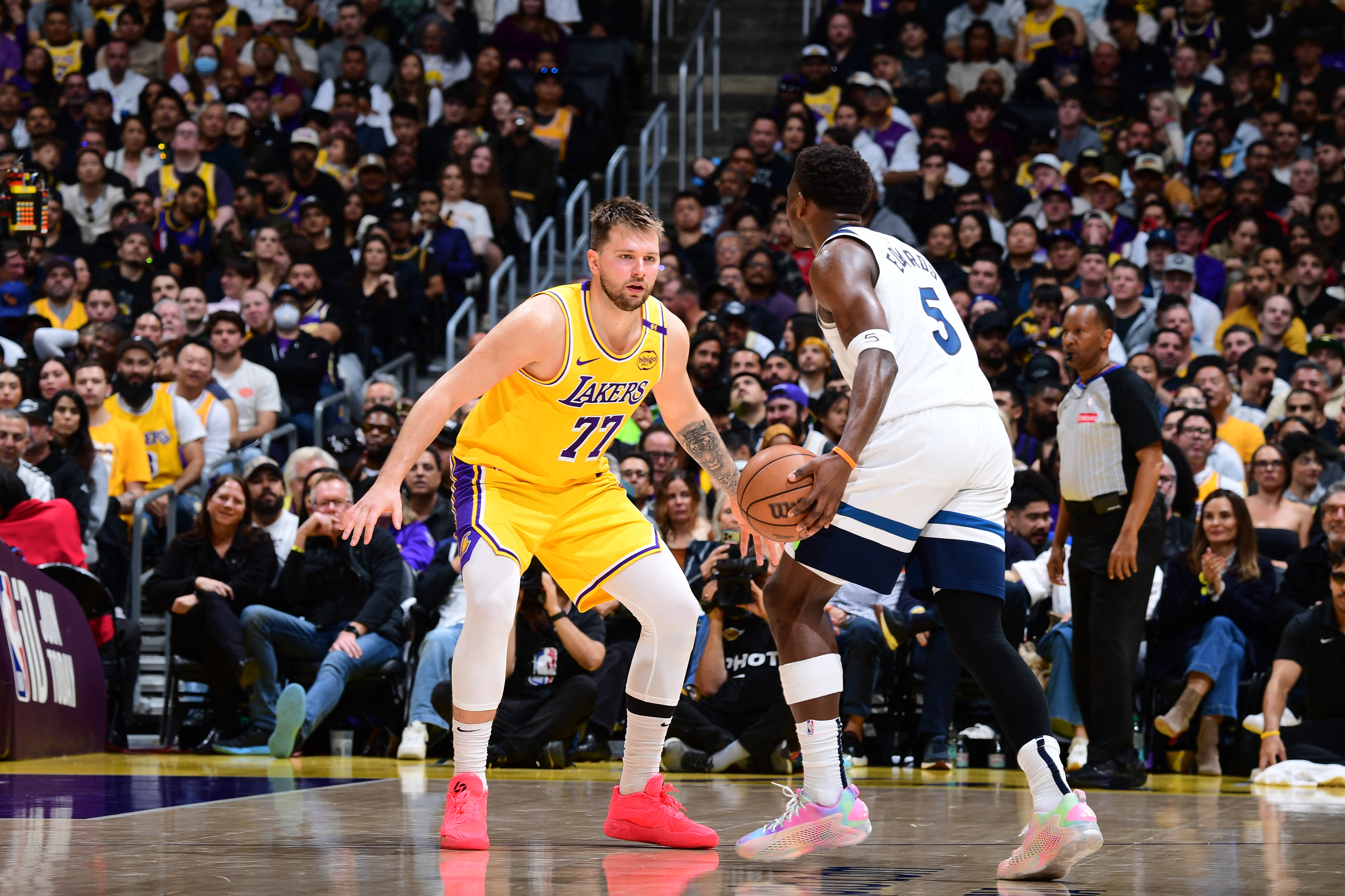 Luka Doncic, en la defensa contra Anthony Edwards.