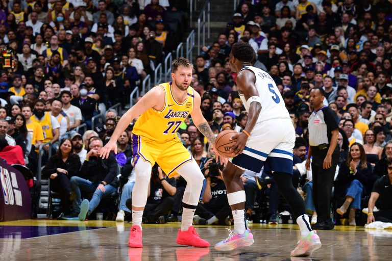 Un Luka Doncic descomunal lideró triunfo de Lakers: serie empatada en los playoffs