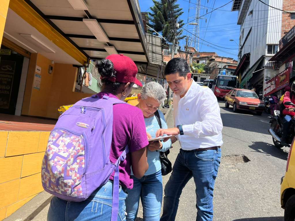 Correa recorre actualmente los barrios de Medellín hablando con la gente y recogiendo las firmas para avalar su candidatura.
