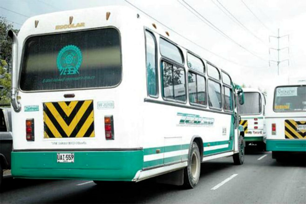 La crisis afecta a más de 135.000 conductores y 45.000 monitoras en el país, afirma el gremio.