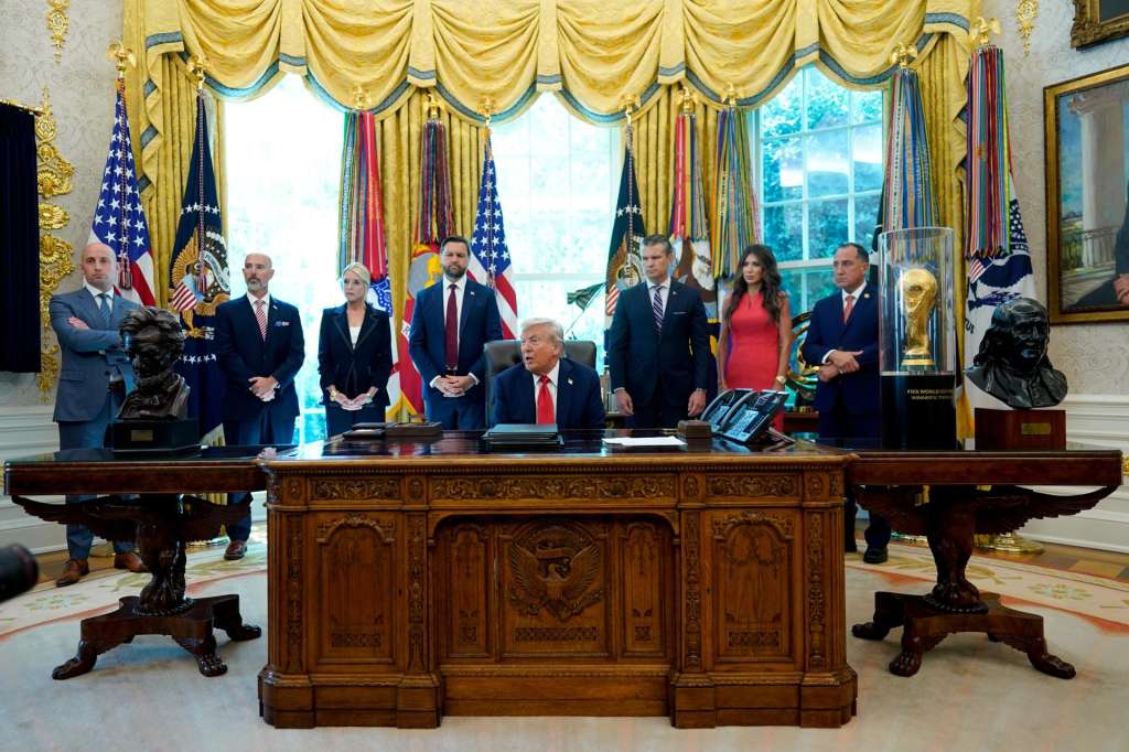 Washington (United States), 25/08/2025.- (L-R) Stephen Miller, deputy White House chief of staff for policy, Terry Cole, administrator of the Drug Enforcement Administration (DEA), Pam Bondi, US attorney general, US Vice President JD Vance, US President Donald Trump, Pete Hegseth, US secretary of defense, Kristi Noem, secretary of the US Department of Homeland Security (DHS), and Gadyaces Serralta, director of the US Marshals Service, during an executive order signing in the Oval Office of the White House in Washington, DC, USA, 25 August 2025. US President Donald Trump is signing two executive orders aiming to end cashless bail in Washington and nationwide, marking the latest move in the administration's agenda to crack down on crime. EFE/EPA/AL DRAGO / POOL