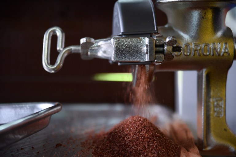 La carne de cangrejo rojo, luego de sanitizarla y procesarla, se muele para volverla alimento para otros animales.