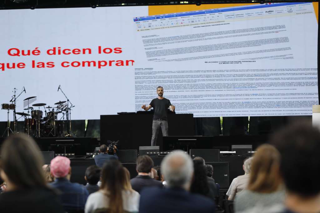 Durante su intervención, Javier Gómez mostró cómo fue que mandó el proyecto de "La casa de papel" a Netflix: sin diseño. Un documento en Word.