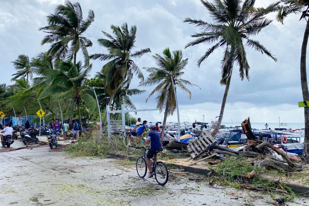 SAN400. SAN ANDRÉS (COLOMBIA), 09/10/2022.- Fotografía de los daños causados por el paso del huracán Julia hoy, en San Andrés (Colombia). El huracán Julia, de categoría uno, dejó dos lesionados y daños "leves" en viviendas e infraestructuras a su paso el sábado por la noche por la isla colombiana de San Andrés, informó este domingo la Unidad Nacional para la Gestión del Riesgo de Desastres (UNGRD). EFE/ Juan David Suárez Corpas