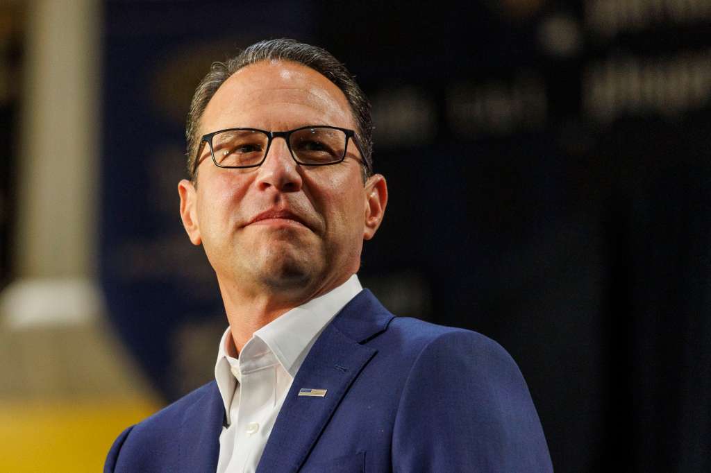 Ambler (United States), 29/07/2024.- Pennsylvania Governor Josh Shapiro listens to Michigan Governor Gretchen Whitmer speak during a Harris for President event at Wissahickon High School in Ambler, Pennsylvania, USA, 29 July 2024. EFE/EPA/SARAH YENESEL