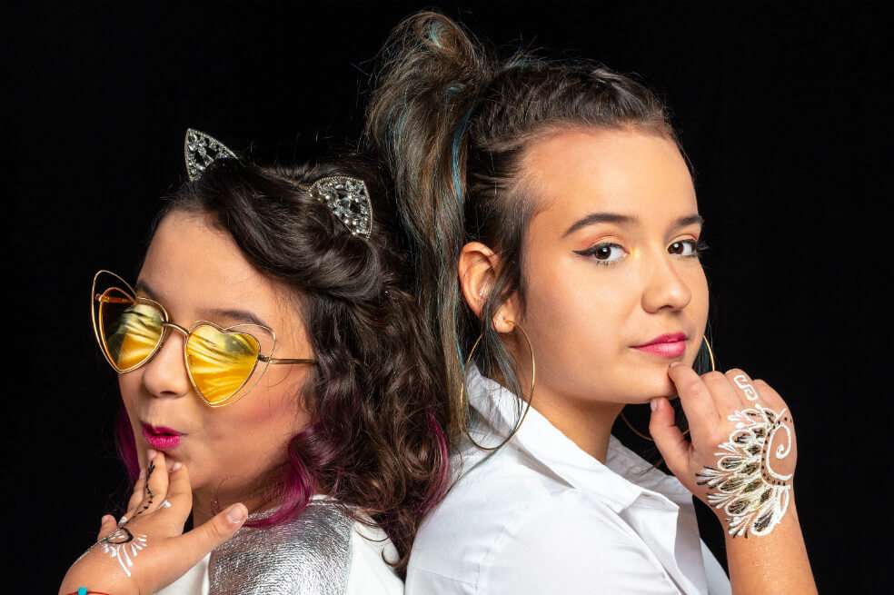 Magdalena con 15 años, y Monserrat de 12, decidieron crear The Sisters, un dúo lleno de talento del que han nacido canciones como “Lo que vale aprender” y su nuevo sencillo “Eres tú”. / Cortesía