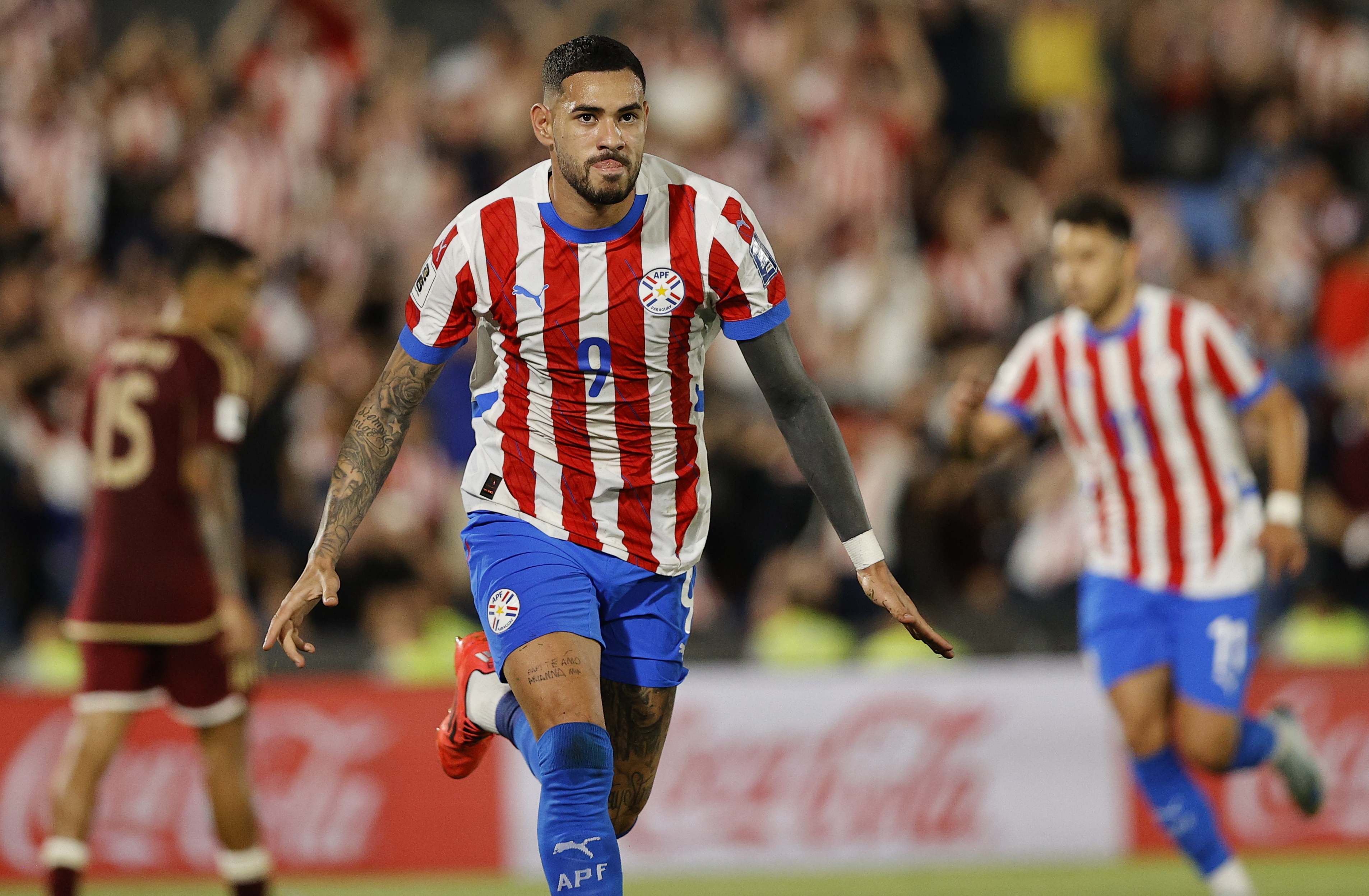 AMDEP8864. ASUNCIÓN (PARAGUAY), 15/10/2024.- Antonio Sanabria de Paraguay celebra su gol este martes, en un partido de las eliminatorias sudamericanas para el Mundial de 2026 en el estadio Defensores del Chaco en Asunción (Paraguay). EFE/ Juan Pablo Pino