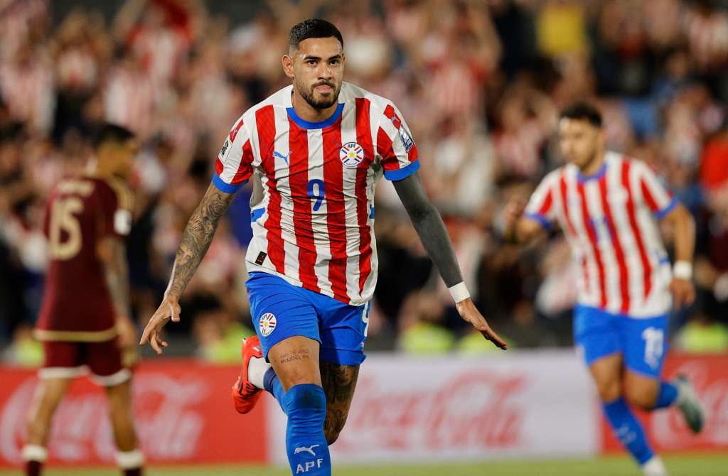 AMDEP8864. ASUNCIÓN (PARAGUAY), 15/10/2024.- Antonio Sanabria de Paraguay celebra su gol este martes, en un partido de las eliminatorias sudamericanas para el Mundial de 2026 en el estadio Defensores del Chaco en Asunción (Paraguay). EFE/ Juan Pablo Pino