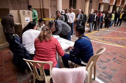 Crece el respaldo a la institucionalidad mientras avanzan los escrutinios de primera vuelta