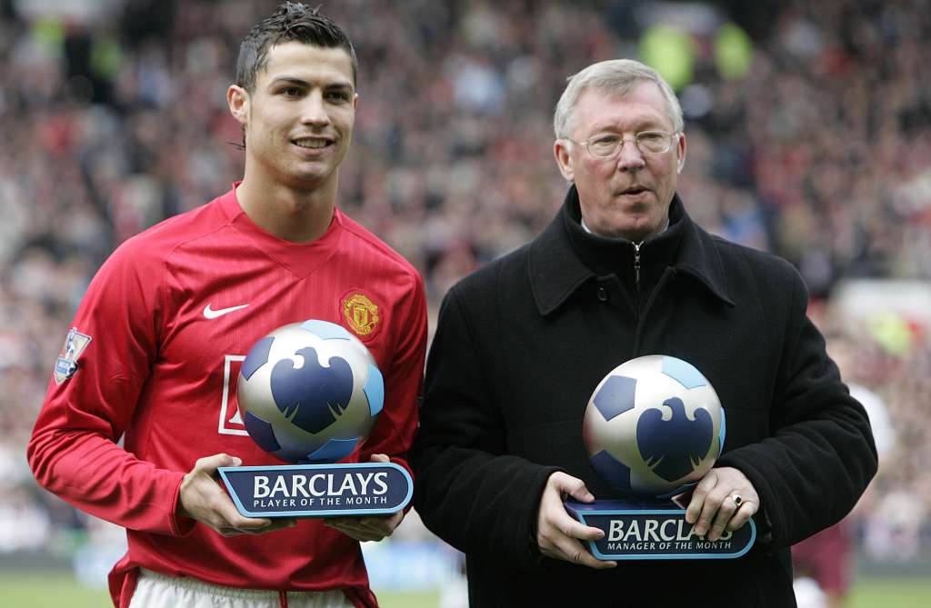 (ARCHIVO) En esta imagen de archivo tomada el 13 de abril de 2008, el centrocampista portugués del Manchester United Cristiano Ronaldo (izquierda) y el entrenador Sir Alex Ferguson reciben los premios al mejor jugador y al mejor entrenador del mes antes de su partido de la Premier League inglesa contra el Arsenal en Old Trafford, en Mánchester, al noroeste de Inglaterra. Alex Ferguson se retirará como entrenador del Manchester United, según anunció el 8 de mayo de 2013 el campeón de la Premier League inglesa. Ferguson, de 71 años, ha estado al frente del Old Trafford durante 26 años, llevando al United a conquistar 13 títulos de la Premier League y dos de la Liga de Campeones. FOTO DE AFP/PAUL ELLIS -