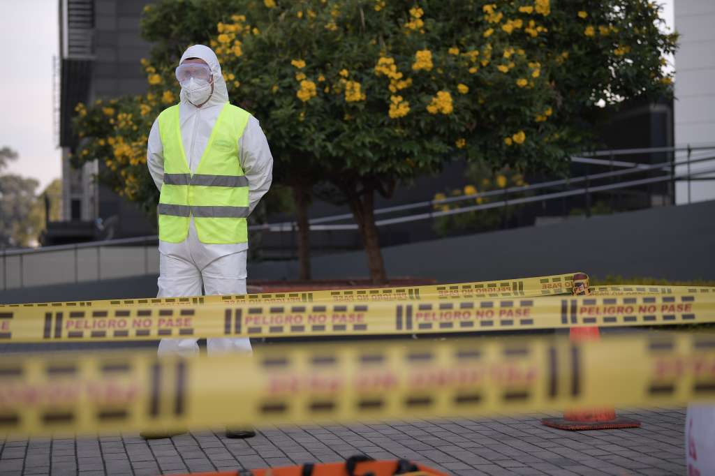 Soldados del ejército reemplazan sus fusiles de dotación para recibir entrenamiento táctico en agentes biológicos para iniciar el proceso de desinfección en las instalaciones militares de Bogotá a raíz de la pandemia del Covid-19.