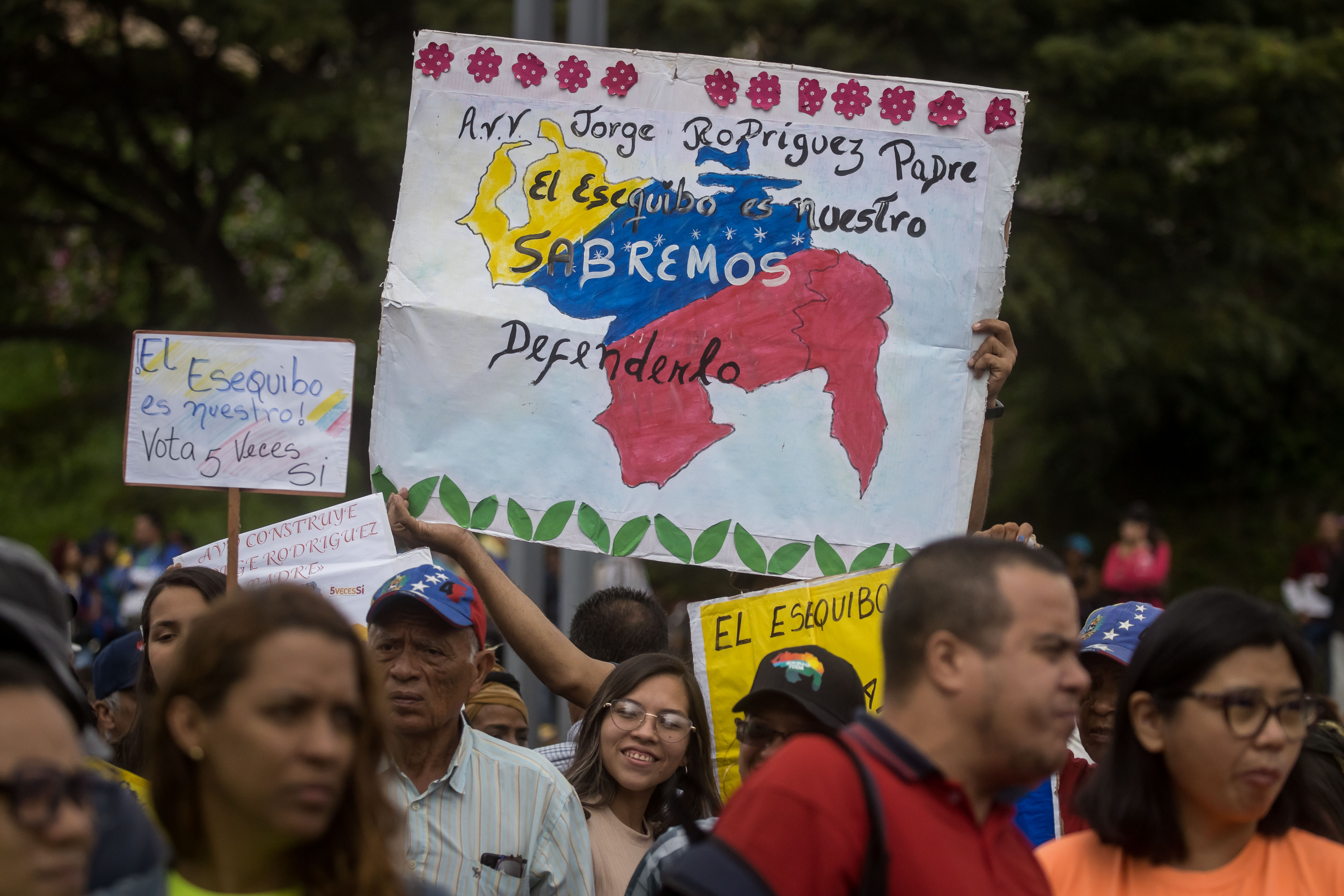 AME9361. CARACAS (VENEZUELA), 24/11/2023.- Manifestantes participan en una marcha de apoyo al reclamo territorial venezolano por el Esequibo, el 15 de noviembre de 2023, en Caracas (Venezuela). Venezuela hace gala de su opulencia en las últimas semanas en forma de campaña política, con la financiación de conciertos y toda clase de propagandas que invitan a votar en el referendo no vinculante del 3 de diciembre, con el que el Gobierno busca sumar apoyo popular en su reclamo por el Esequibo, un territorio de unos 160.000 kilómetros cuadrados que el país se disputa con Guyana. EFE/ Miguel Gutierrez