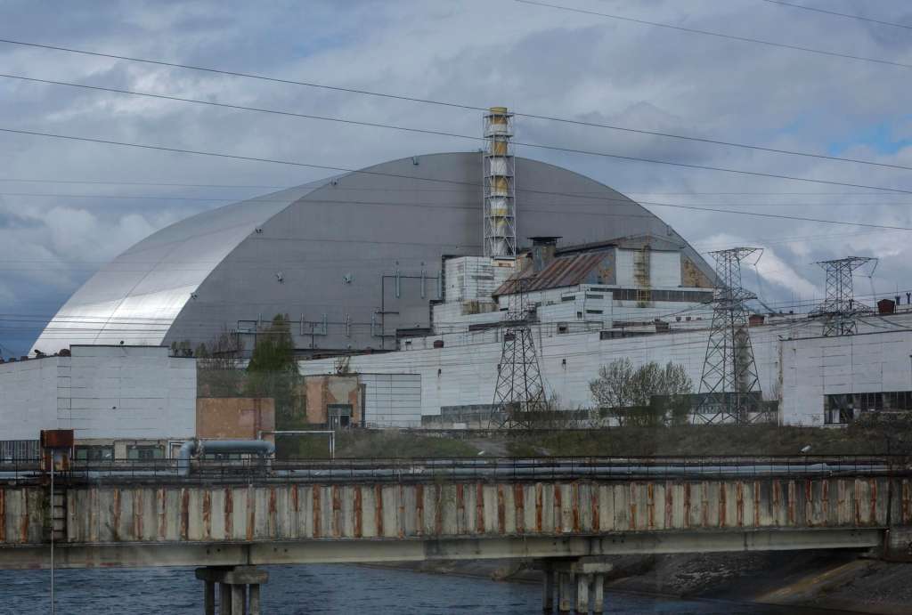 CHERNOBYL (Ukraine), 24/04/2026.- The protective shelter over the remains of the nuclear reactor Unit 4 at Chernobyl nuclear power plant, in Chernobyl, Ukraine, 23 April 2026 (issued 24 April 2026). Ukraine will mark the 40th anniversary of the Chernobyl disaster on 26 April 2026. The explosion of reactor 4 of the Chernobyl nuclear power plant in the early hours of 26 April 1986 is still regarded as the worst nuclear disaster to date. (Ucrania) EFE/EPA/SERGEY DOLZHENKO