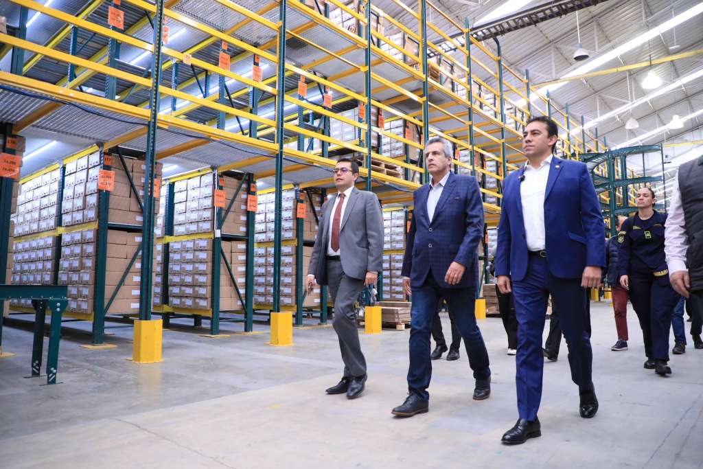 El ministro del Interior, Luis Fernando Velasco, y el registrador nacional, Alexander Vega, visitaron el centro de operaciones desde donde salen los kits electorales.
