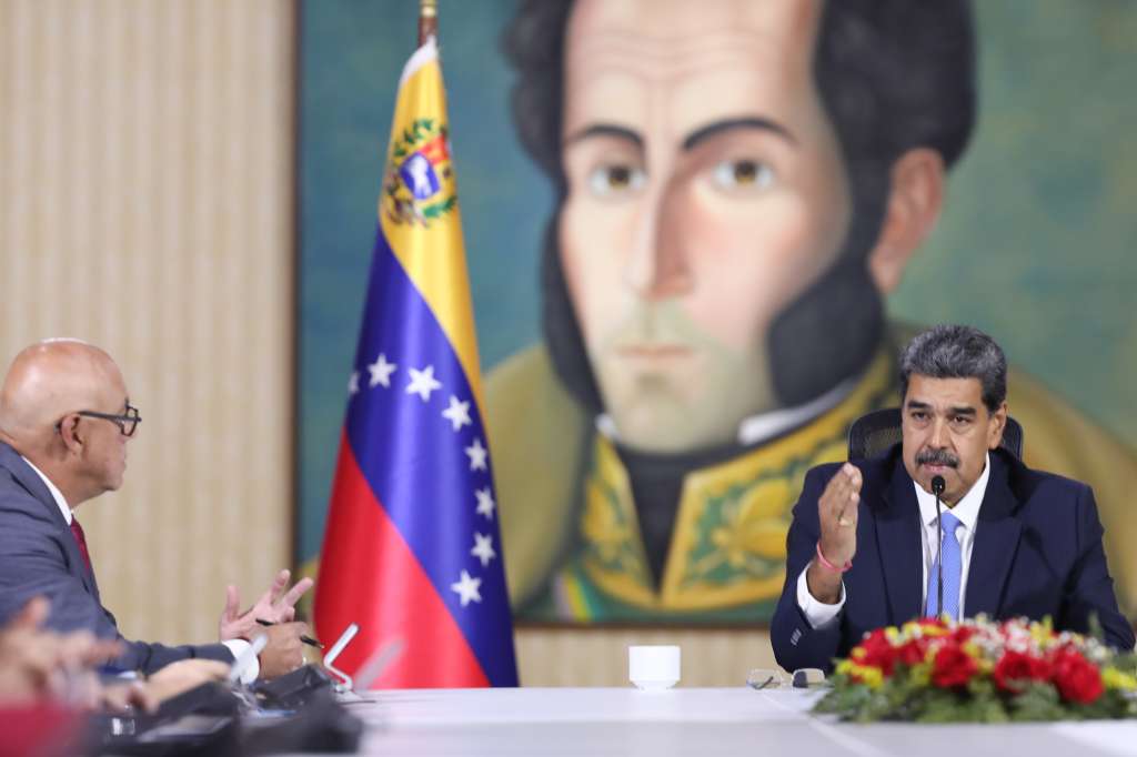 AME9897. CARACAS (VENEZUELA), 12/08/2024.- Fotografía cedida por Prensa Miraflores del presidente de Venezuela, Nicolás Maduro, durante un acto, este lunes, en Caracas (Venezuela). Maduro reiteró que no entregará el poder a la oposición mayoritaria, a la que llama "oligarquía fascista", que le ha planteado una negociación luego de las elecciones del 28 de julio, tras las cuales el Consejo Nacional Electoral (CNE) ratificó la victoria del líder chavista, que no es reconocida por buena parte de la comunidad internacional. EFE/ Prensa Miraflores/SOLO USO EDITORIAL/SOLO DISPONIBLE PARA ILUSTRAR LA NOTICIA QUE ACOMPAÑA (CRÉDITO OBLIGATORIO)