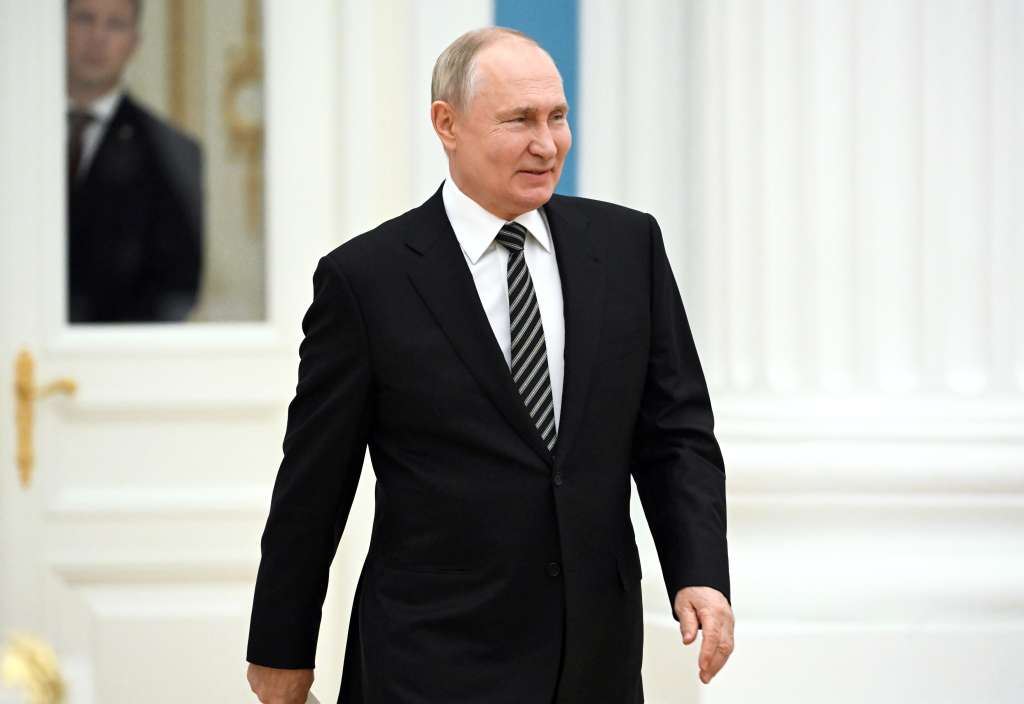 Moscow (Russian Federation), 24/10/2023.- Russian President Vladimir Putin holds a meeting with heads of the main religious denominations of Russia in the Catherine Hall of the Moscow Kremlin, in Moscow, Russia, late 25 October 2023 (issued 26 October 2023). Vladimir Putin stated the need to stop the bloodshed in the Middle East and prevent the conflict from escalating. (Rusia, Moscú) EFE/EPA/SERGEY GUNEEV/SPUTNIK/KREMLIN POOL MANDATORY CREDIT