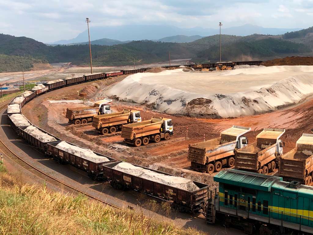 GINEBRA (SUIZA), 26/04/2022.- Acopio y transporte de arena mineral en la mina Brucutu de Vale en Brasil. El consumo de arena en sectores como el de la construcción se ha triplicado en 20 años y su excesivo uso podría tener negativas consecuencias ambientales, advirtió hoy la ONU, que ha lanzado un llamamiento para que este recurso sea declarado estratégico y regulado a nivel global para hacerlo más sostenible. La extracción en lechos fluviales, marinos y playas de este recurso natural, el segundo más consumido en el mundo tras el agua, puede producir erosión, salinización de acuíferos, desprotección ante inundaciones costeras y pérdida de especies animales, alerta un nuevo informe del Programa de las Naciones Unidas para el Medio Ambiente. EFE/Programa de las Naciones Unidas sobre el Medio Ambiente - SOLO USO EDITORIAL/SOLO DISPONIBLE PARA ILUSTRAR LA NOTICIA QUE ACOMPAÑA (CRÉDITO OBLIGATORIO) -