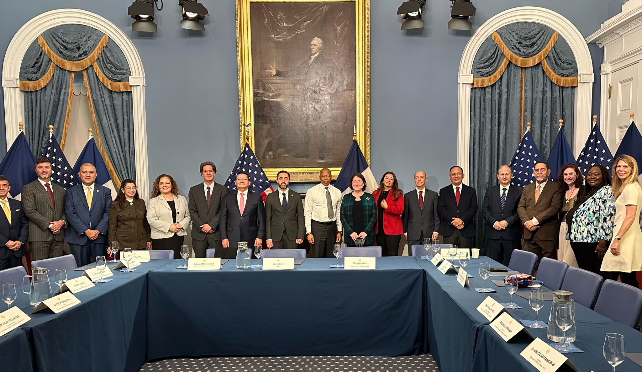El alcalde de Nueva York, Eric Adams, y los miembros de la Coalición de Cónsules Latinoamericanos de la ciudad (CLACNY).