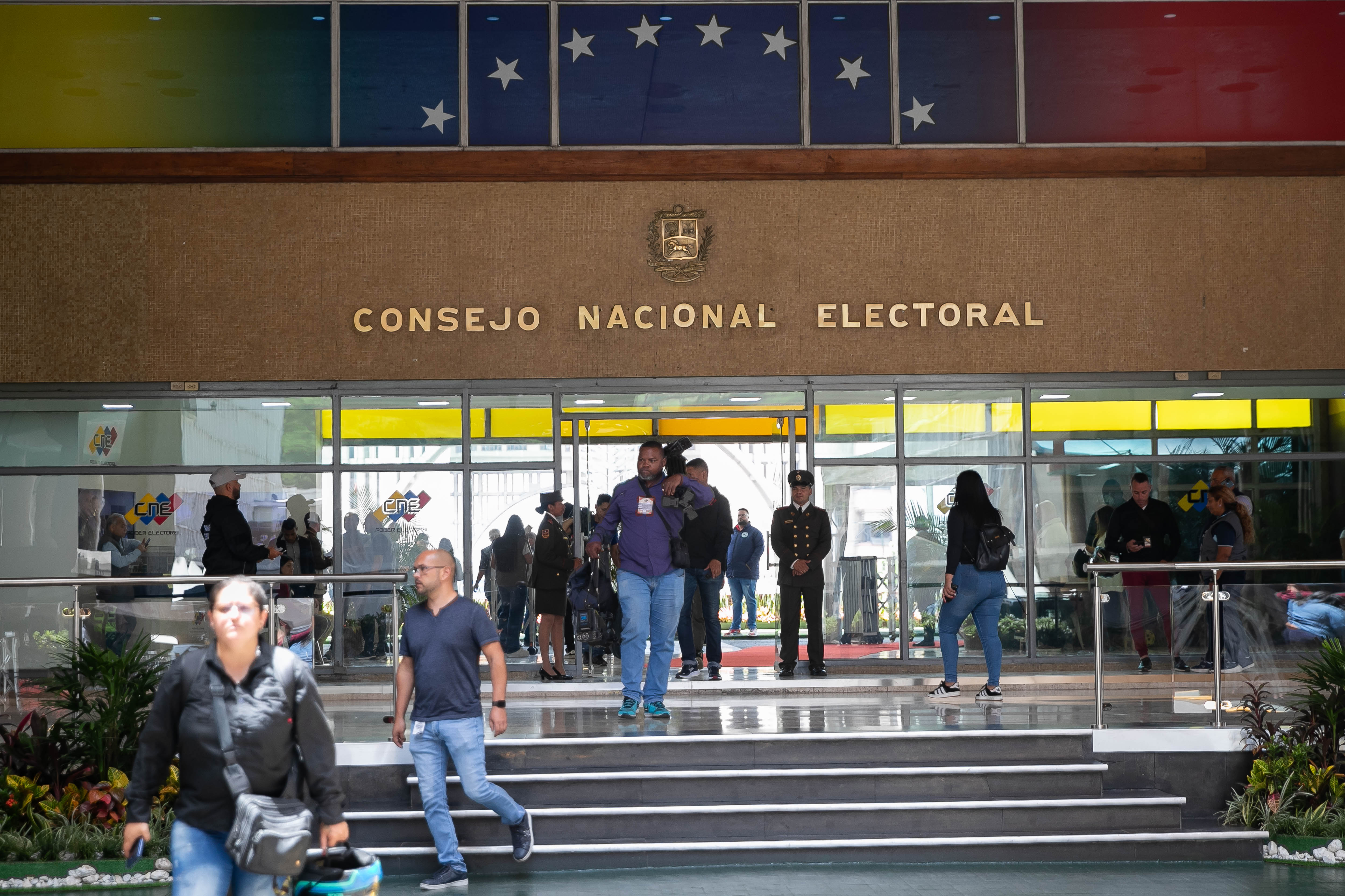 AME5174. CARACAS (VENEZUELA), 20/06/2024.- Fotografía donde se observa la sede principal del Consejo Nacional Electoral (CNE), el 13 de junio de 2024, en Caracas (Venezuela). La propuesta del chavismo de firmar un acuerdo de respaldo incondicional a los resultados de las elecciones presidenciales del próximo 28 de julio demuestra la "gravedad" institucional en la que se encuentra Venezuela, dijo el abogado y consultor político Giulio Cellini. La idea fue formulada por el comando de campaña oficialista y reiterada, en diversas oportunidades, por el mandatario venezolano, Nicolás Maduro, quien ha dicho estar listo para que el Consejo Nacional Electoral (CNE) lo cite para firmar dicho acuerdo, del que desconfía la oposición mayoritaria. EFE/ Ronald Peña
