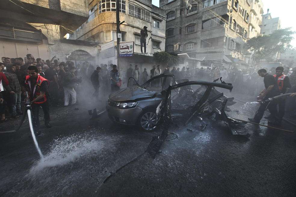 Los restos del carro en el que se movilizaba Ahmed Yabari, alcanzado por un misil en Gaza./ EFE