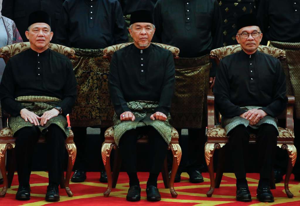 Kuala Lumpur (Malaysia), 03/12/2022.- Malaysia's Prime Minister Anwar Ibrahim (R) along with his deputies Ahmad Zahid Hamidi (C) and Fadillah Yusof (L) after swearing-in ceremony of the country's new cabinet at the National Palace in Kuala Lumpur, Malaysia, 03 December 2022. (Malasia) EFE/EPA/HASNOOR HUSSAIN / POOL