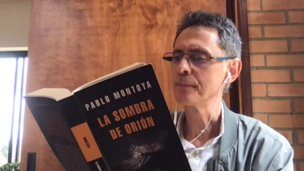 El escritor Pablo Montoya y uno de sus más recientes libros: "La sombra de Orión". / Archivo