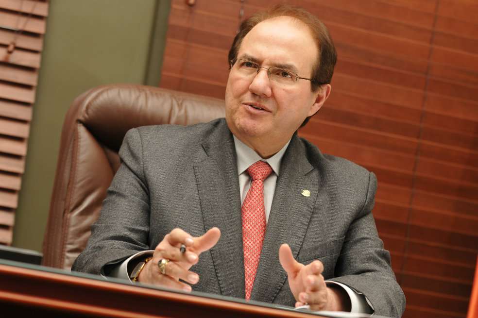 El presidente de la Corte Suprema de Justicia, José Leonidas Bustos, leyó el comunicado.