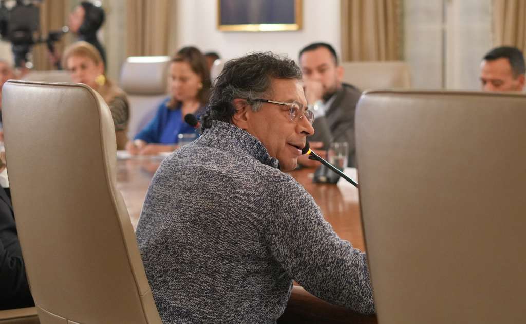 AME6346. BOGOTÁ (COLOMBIA), 03/03/2025.- Fotografía cedida por la Presidencia de Colombia del mandatario colombiano, Gustavo Petro, durante un consejo de ministros transmitido al país por televisión y redes sociales este lunes, en Bogotá (Colombia). Petro presentó un plan para la recuperación del Catatumbo que incluye la erradicación de 25.000 hectáreas de matas de coca, equivalentes a casi la mitad de los cultivos ilícitos existentes en esa región fronteriza con Venezuela y azotada por la violencia. EFE/ Presidencia de Colombia /SOLO USO EDITORIAL NO VENTAS/SOLO DISPONIBLE PARA ILUSTRAR LA NOTICIA QUE ACOMPAÑA (CRÉDITO OBLIGATORIO)