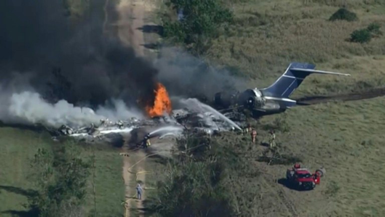 Accidente aéreo en Texas: las 21 personas a bordo sobrevivieron al choque