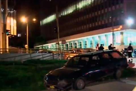Por ir a mil, dos carros se salen de la vía y terminan estrellados