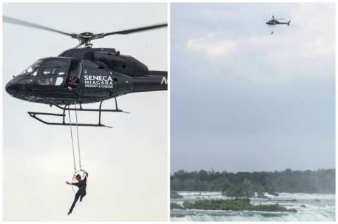 Acróbata se cuelga por la boca de un helicóptero sobre el Niágara