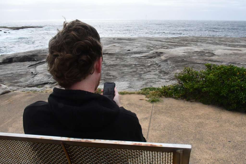 AME7154. SÍDNEY (AUSTRALIA), 09/12/2025.- Fotografía que muestra a una persona usando su celular este miércoles, en Sídney (Australia). El organismo encargado de la seguridad en línea en Australia (eSafety) comenzó este miércoles a supervisar y hacer cumplir la nueva edad mínima para usar redes sociales, fijada en 16 años, una medida con la que el Gobierno busca apoyar a las familias y proteger a los menores. EFE/ Edurne Morillo