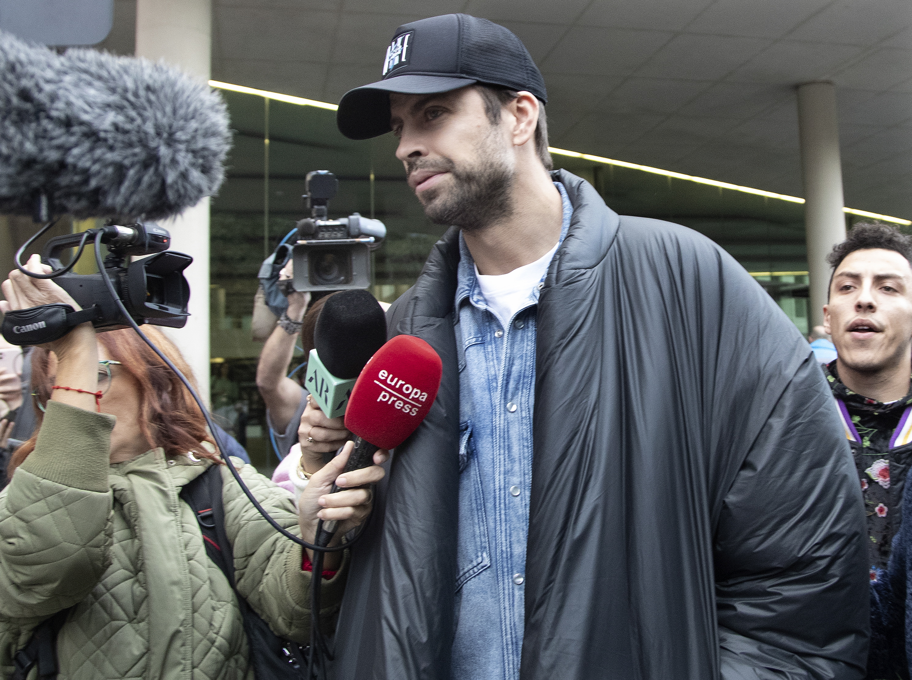 GRAFCAT3850 L,Hospitalet de Llobregat (BARCELONA) 01/12/2022.- El futbolista Gerard Piqué, a su salida del Juzgado de primera instancia y familia número 18 de Barcelona tras firmar esta mañana el acuerdo sobre la custodia de sus hijos que pactó con la cantante colombiana Shakira tras su reciente separación. EFE/Marta Perez
