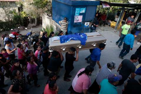 Accidente en Guatemala: sepultaron a varias víctimas del siniestro vial