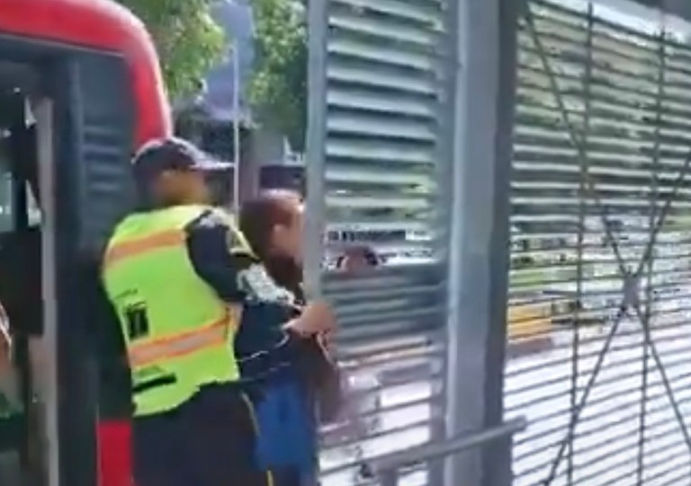 En video: mujer ingresó ilegalmente a Transmilenio y casi termina arrollada