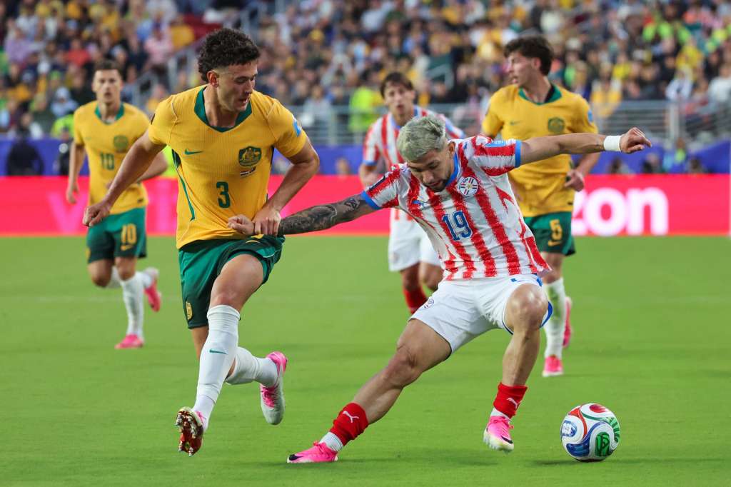 GR5409. SANTA CLARA (ESTADOS UNIDOS), 25/06/2026.- Julio Enciso (d) de Paraguay disputa el balón con Alessandro Circati de Australia este jueves, en un partido del grupo D del Mundial de la FIFA 2026 entre Paraguay y Australia en el estadio Levi's en Santa Clara, California (Estados Unidos). EFE/ Miguel Gutiérrez