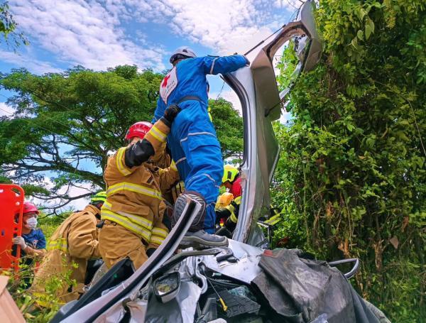 Madre e hija mueren en accidente con tractomula en carretera de Quindío