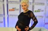 Christina Aguilera cantó luciendo su ‘barriguita’ de embarazada