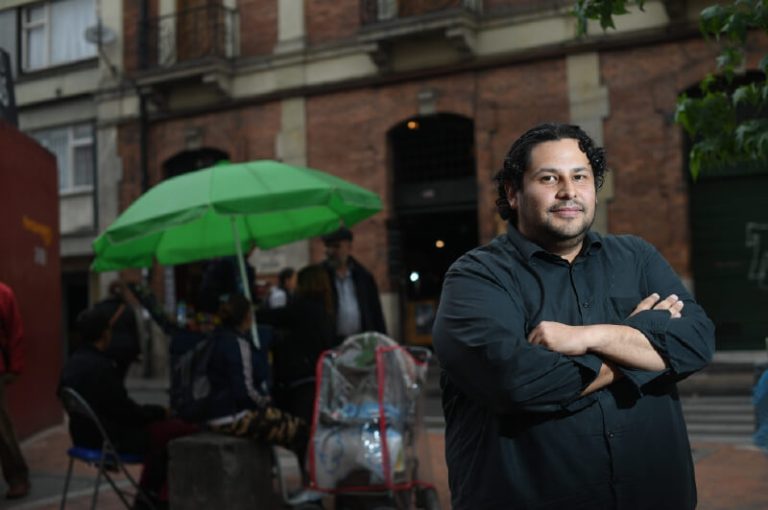 Multar por comprar empanadas es represión: demandante del Código de Policía