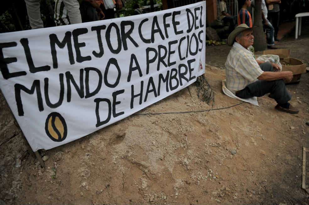 Mientras los líderes cafeteros dialogaban con el Gobierno en Pereira, en las carreteras del Huila los campesinos se mantuvieron en la protesta. / Andrés Torres