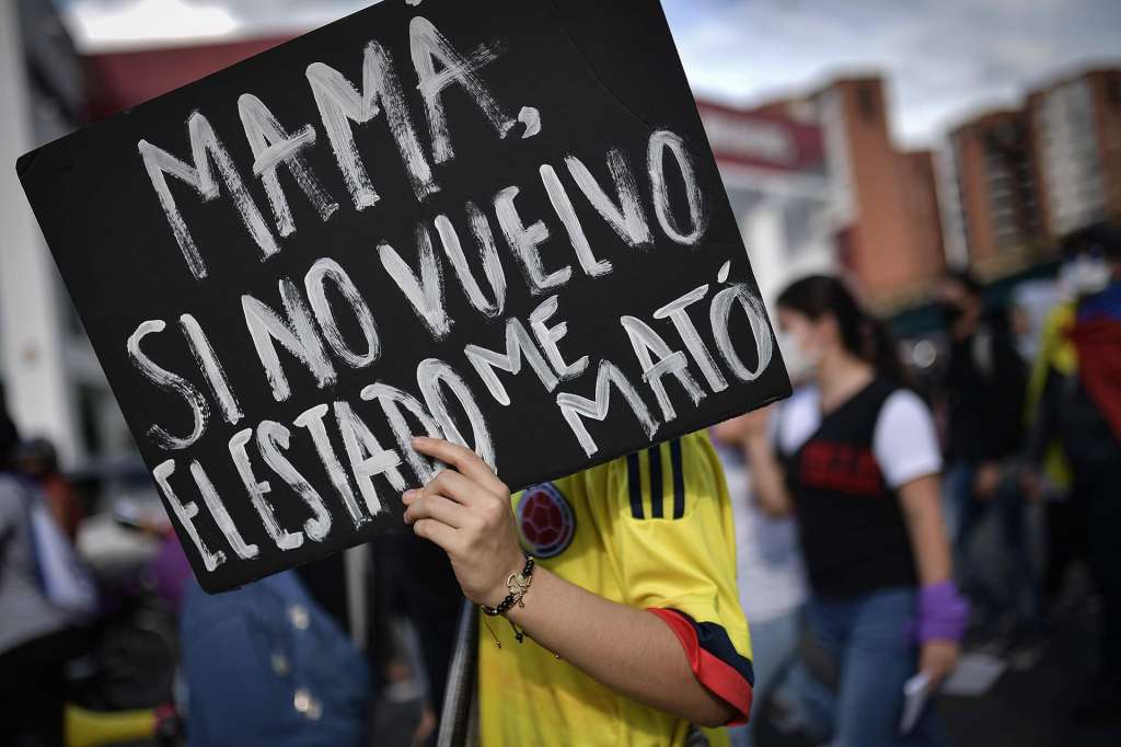 Cientos de mujeres en Cali marcharon desde la Universidad del Valle hasta el sector de Puerto Rellena, conocido en el marco del paro nacional como Puerto Resistencia.