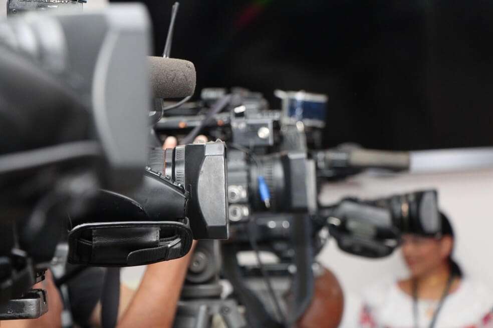 Entre otros, la FLIP pide que los medios públicos del país (nacionales, regionales y locales) cuenten con el personal y recursos suficientes para atender las necesidades informativas de esta emergencia de manera segura. / Pixabay