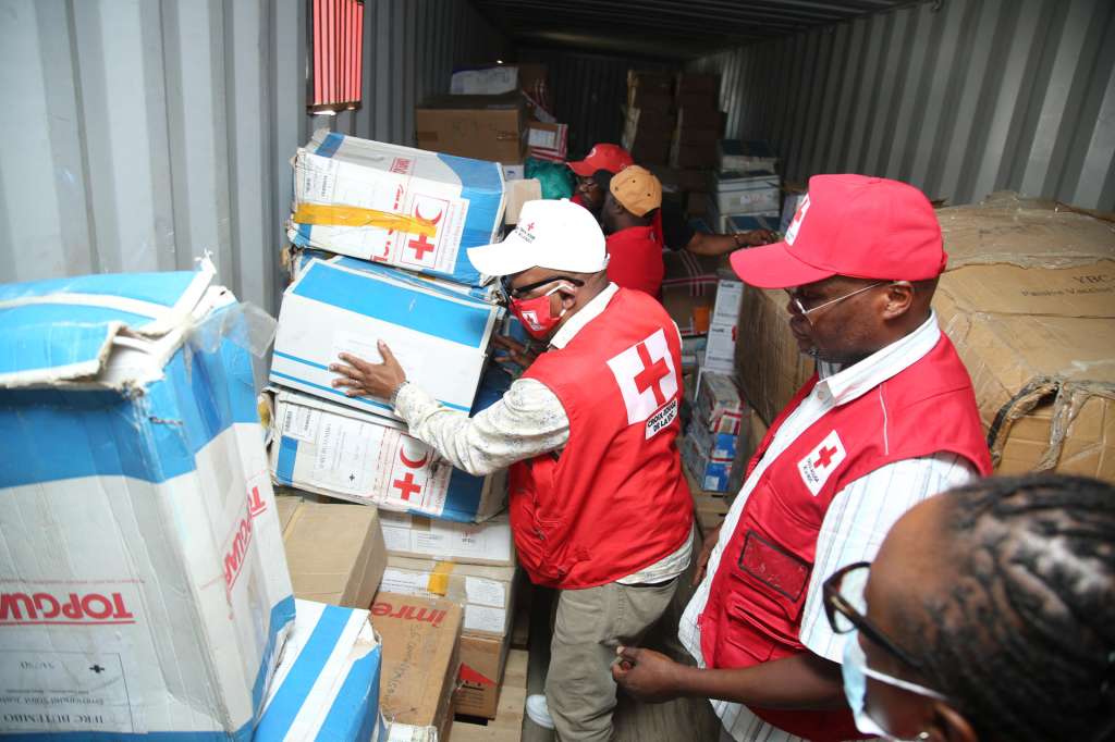 BUNIA, 28/05/2026.- Empleados de la Cruz Roja descargan suministros esenciales en la sede de la Cruz Roja en Bunia, en la provincia de Ituri, República Democrática del Congo. Un total de 238 "muertes sospechosas" se han registrado hasta la fecha por la epidemia del virus del Ébola declarada el pasado día 15 en el este de la República Democrática del Congo (RDC), informó el Gobierno congoleño. El brote se detectó en la provincia de Ituri, fronteriza con Uganda y Sudán del Sur y epicentro de la epidemia, pero se ha expandido a las también provincias orientales congoleñas de Kivu del Norte y Kivu del Sur, así como a la vecina Uganda. EFE/ Federación Internacional de la Cruz Roja y La Media Luna Roja (FICR) - SOLO USO EDITORIAL/SOLO DISPONIBLE PARA ILUSTRAR LA NOTICIA QUE ACOMPAÑA (CRÉDITO OBLIGATORIO) -