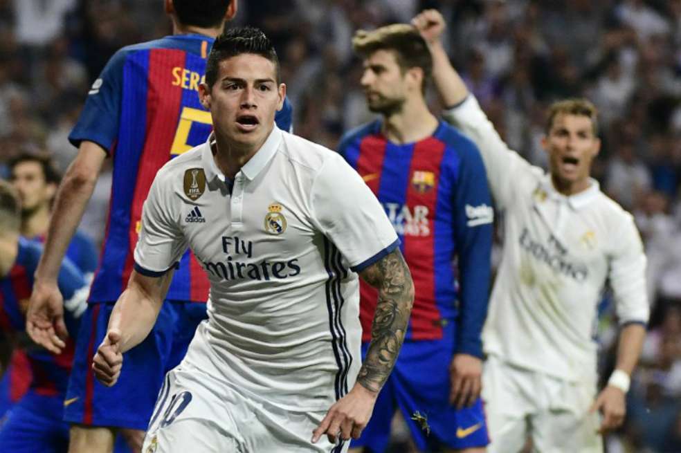 James Rodríguez luego de anotar el segundo gol de Real Madrid este domingo en el Santiago Bernabéu. / AFP