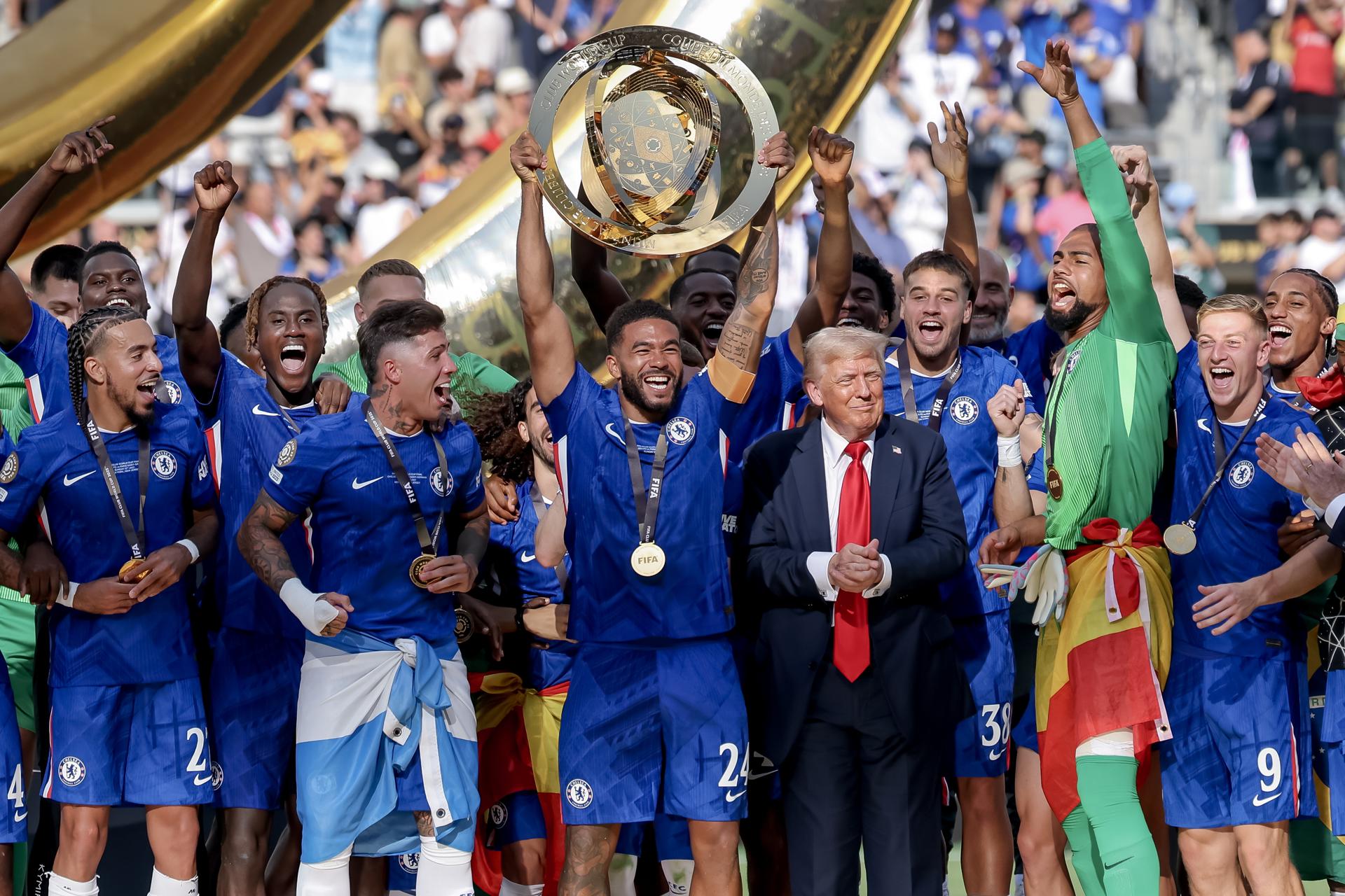 EAST RUTHERFORD (United States), 04/12/2025.- Chelsea FC players lift the trophy as US President Donald Trump (5-R) looks on after winning the FIFA Club World Cup 2025 final match between Chelsea FC and Paris Saint-Germain, in East Rutherford, New Jersey, USA, 13 July 2025. EFE/EPA/JUSTIN LANE