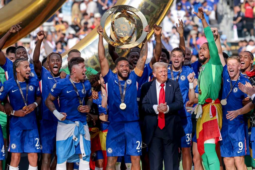 EAST RUTHERFORD (United States), 04/12/2025.- Chelsea FC players lift the trophy as US President Donald Trump (5-R) looks on after winning the FIFA Club World Cup 2025 final match between Chelsea FC and Paris Saint-Germain, in East Rutherford, New Jersey, USA, 13 July 2025. EFE/EPA/JUSTIN LANE