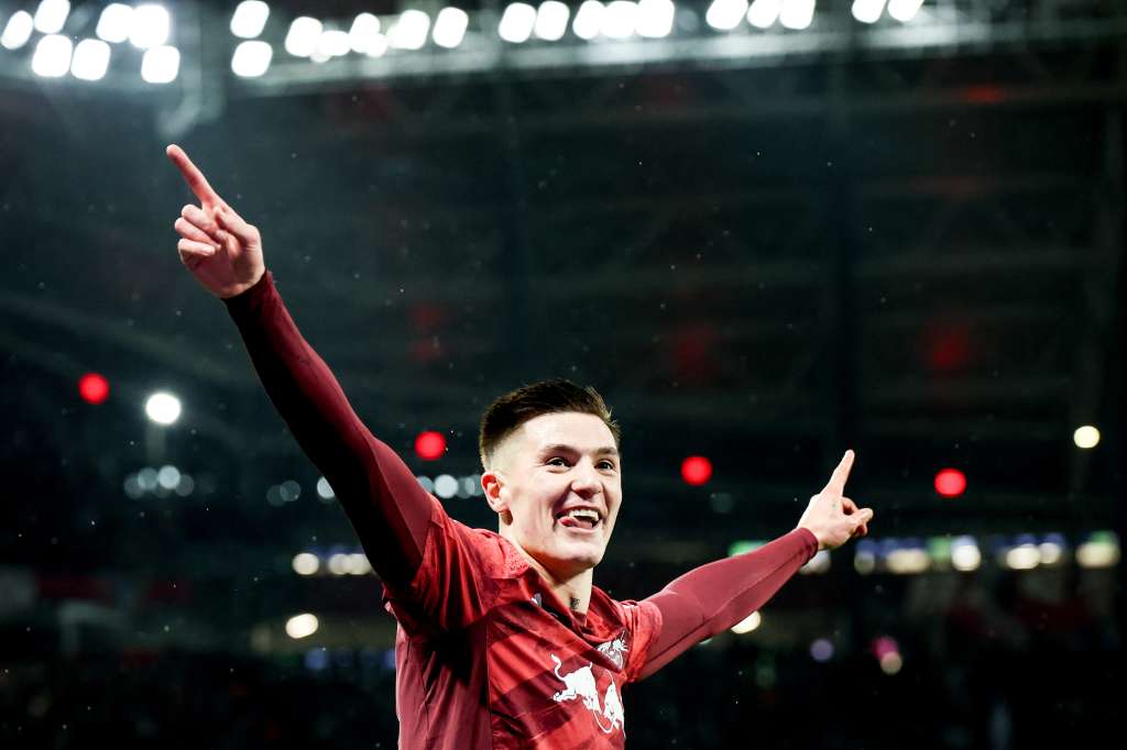 Leipzig (Germany), 15/12/2024.- Benjamin Sesko of Leipzig celebrates after scoring during the German Bundesliga soccer match between RB Leipzig and Eintracht Frankfurt in Leipzig, Germany, 15 December 2024. (Alemania) EFE/EPA/Filip Singer